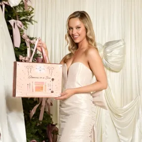 Bellamianta Glamour in a Bow Cosmetic Christmas Gift Set